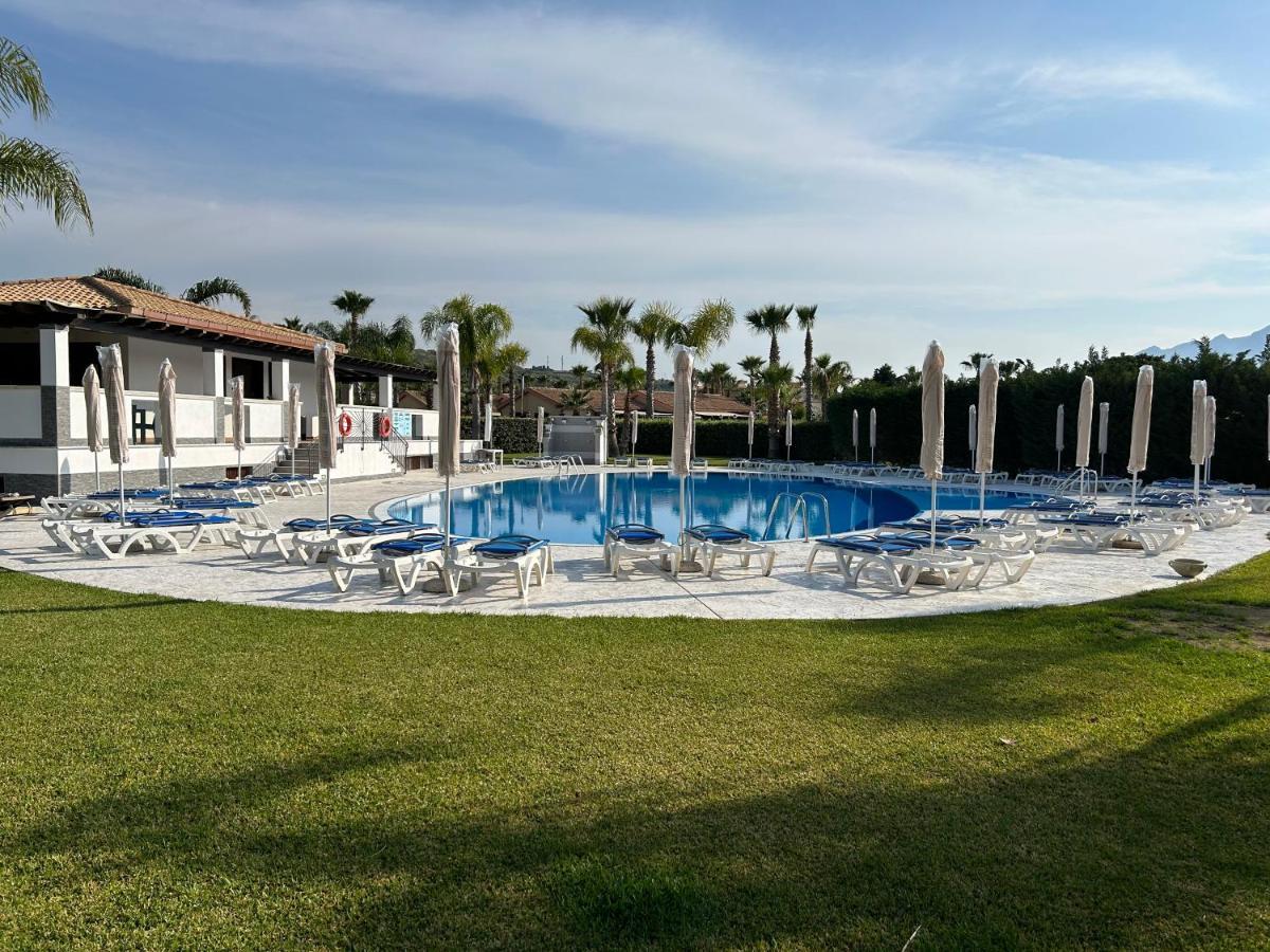 Residence Hydria Campofelice Di Roccella Bagian luar foto